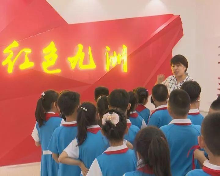 浇花的漂亮女孩